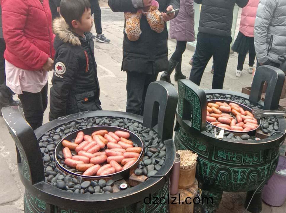 漢(han)伯(bo)尅石鍋烤腸(chang)貴陽廟會倍受歡迎